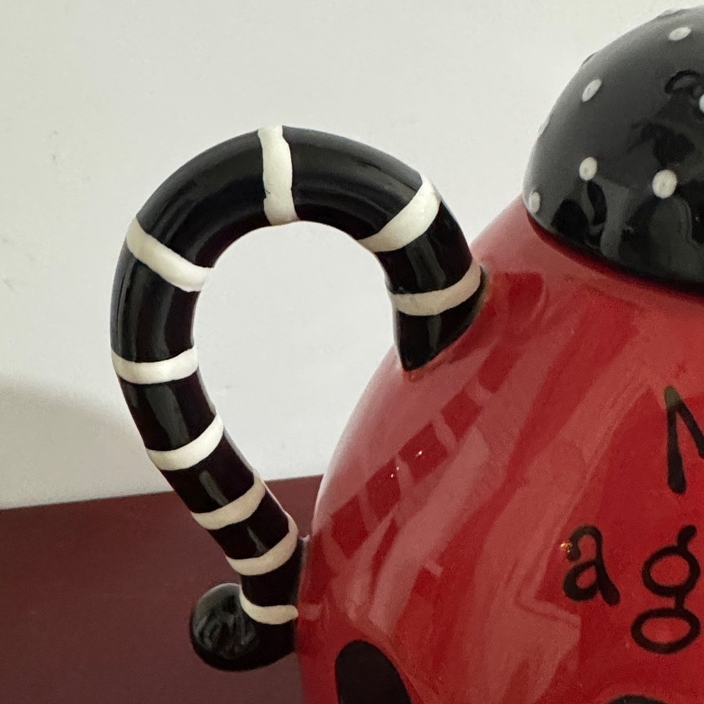 Burton & Burton Red and Black Ladybug Teapot with Mothers are a gift from above - Picture 5 of 10